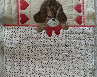 Edredón de cachorro soñoliento, marrón y rojo