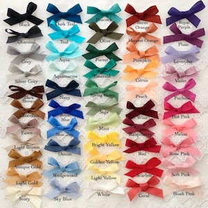 a bunch of different colors of hair bows