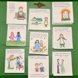 Op de afbeelding: Een verzameling van 10 kaarten met illustraties en citaten uit het boek Anne of Green Gables. De kaarten zijn wit met een lichtbruine rand en bevatten handgetekende illustraties van Anne Shirley en andere personages uit het boek. De citaten zijn in een handschrift en worden toegeschreven aan Anne Shirley of Gilbert Blythe.