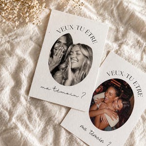 Peut inclure: Deux cartes d'invitation avec le texte "VEUX-TU ÊTRE ma témoin ?" en écriture noire. Chaque carte présente une photo en noir et blanc de deux femmes. Une carte montre deux femmes riant, et l'autre montre deux femmes s'embrassant.