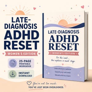Könnte beinhalten: Ein Buch mit dem Titel Late-Diagnosis ADHD Reset Women's Edition mit cremefarbenem Einband, dunkelblauem Text und einer Sonnenuntergangsillustration. Das Cover enthält den Untertitel For the 'wait... this explains so much' stage und drei Aufzählungspunkte zu Mustern und Bedürfnissen.