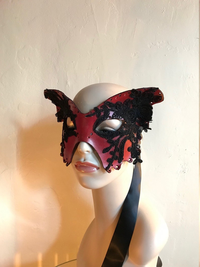 Red Butterfly Mask Leather & Black silk Lace Dark Fairy Mask Moth Mask Masquerade Fae Halloween Mardis Gras Adult Fantasy mask zdjęcie 1