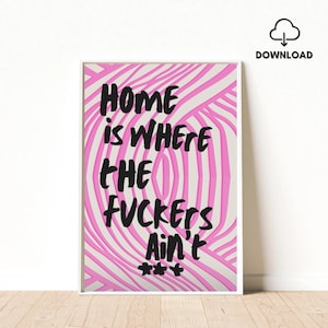 Könnte beinhalten: Ein gerahmter Kunstdruck mit dem Text "HOME is WHERE the FUCKERS Ain't" in Schwarz, vor einem rosa-weißen Zebra-Streifenmuster. Der Druck wird an einer weißen Wand angezeigt.