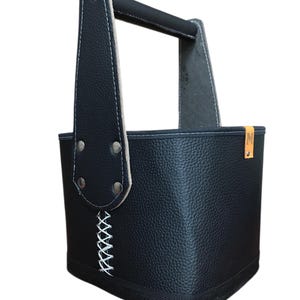 仕切りとリベットが付いた、手縫いのヴィーガンエコレザー製マテバスケット。