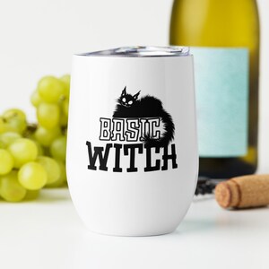 Könnte beinhalten: Ein weißer Edelstahl-Weinglas mit einer schwarzen Silhouette einer Katze und dem Text "BASIC WITCH".