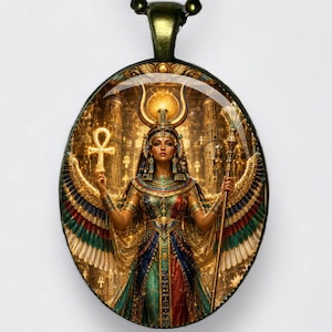 Könnte beinhalten: Eine ovale Anhängerkette mit einer detaillierten Illustration einer ägyptischen Gottheit mit Flügeln, die ein Ankh und einen Stab hält. Die Figur trägt einen goldenen Kopfschmuck und ein farbenfrohes Gewand. Der Anhänger hängt an einer dunklen Metallkugelkette.