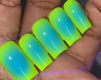 Neon Aura Press Ons, Bright Green Nails With Blue Airbrush Designs, Trendy Summer Designs