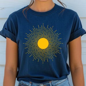 Sunburst Graphic T-Shirt Minimalist Sunshine Shirt Retro Aesthetic Tee Positive Energy Sun Tee Boho Summer Graphic Shirt Beach Tee Sun Shirt