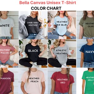Op de afbeelding: Kleurenkaart voor Bella Canvas unisex T-shirts. De kaart toont 12 verschillende kleuren, waaronder wit, zwart, marineblauw, bordeauxrood, heidepaars, olijfgroen, ijsblauw, perzik, rood, kellygroen, donkergrijs en sportgrijs.