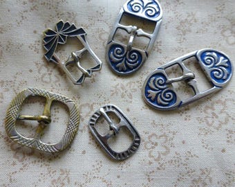 Cinco pequeñas hebillas de metal vintage con diseños art déco ~ hebillas de zapatos, hebillas de muñecas