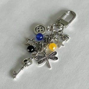 Coraline Movie Charm Armband, Naturliga Kalcedonkristallpärlor, Grunge Nyckelring, Smycken med Konstiga Flickor bild 7