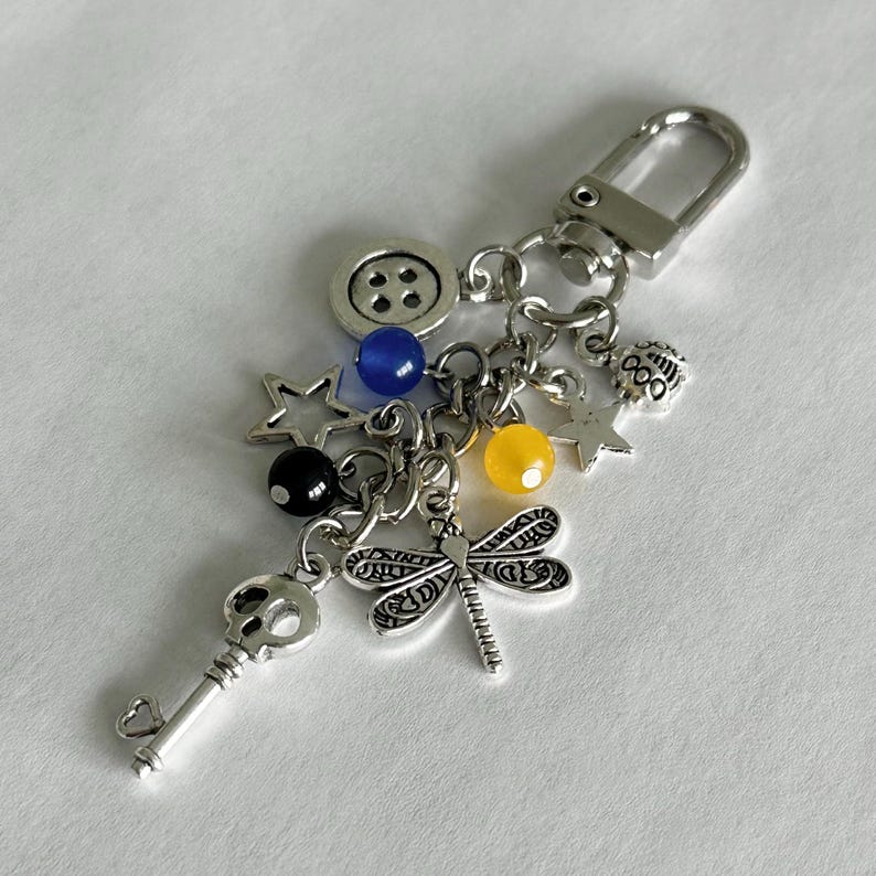 Coraline Movie Charm Armband, Naturliga Kalcedonkristallpärlor, Grunge Nyckelring, Smycken med Konstiga Flickor bild 7