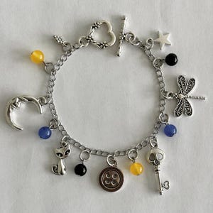 Coraline Movie Charm Armband, Naturliga Kalcedonkristallpärlor, Grunge Nyckelring, Smycken med Konstiga Flickor Charm Bracelet