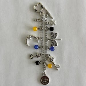 Coraline Movie Charm Armband, Naturliga Kalcedonkristallpärlor, Grunge Nyckelring, Smycken med Konstiga Flickor bild 4