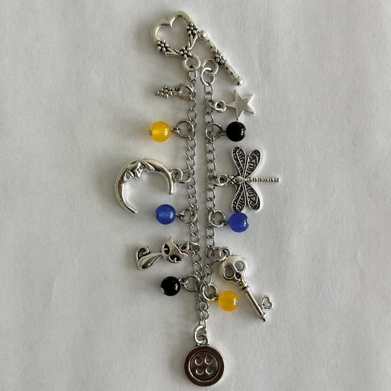 Coraline Movie Charm Armband, Naturliga Kalcedonkristallpärlor, Grunge Nyckelring, Smycken med Konstiga Flickor bild 4