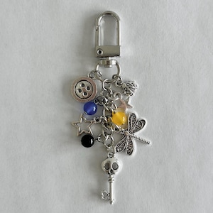 Coraline Movie Charm Armband, Naturliga Kalcedonkristallpärlor, Grunge Nyckelring, Smycken med Konstiga Flickor Keychain