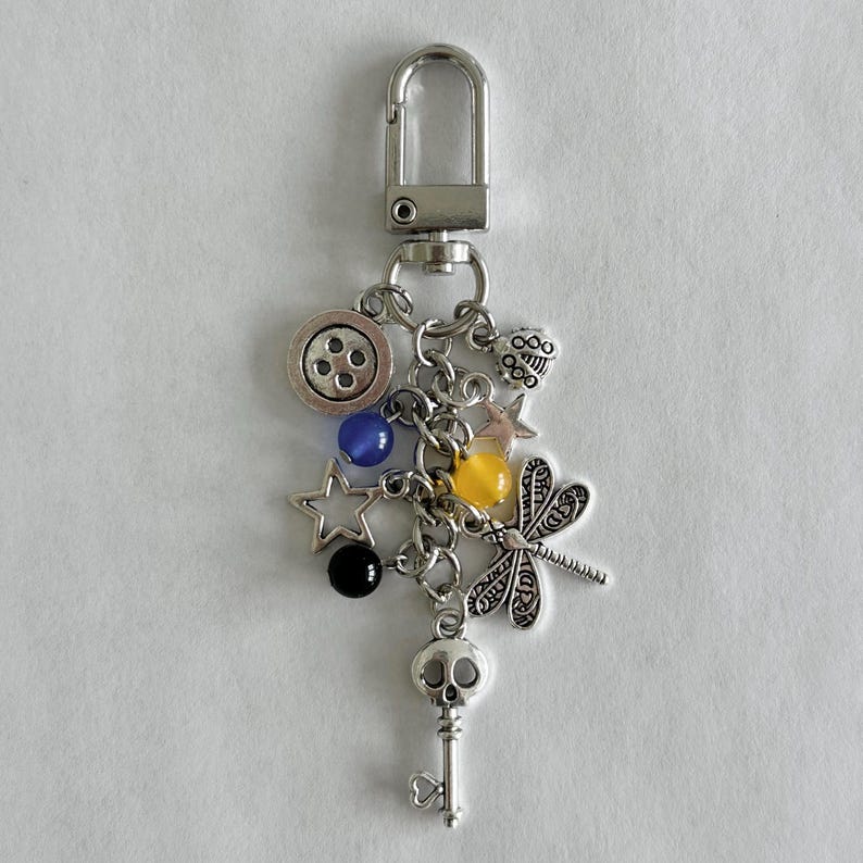 Coraline Movie Charm Armband, Naturliga Kalcedonkristallpärlor, Grunge Nyckelring, Smycken med Konstiga Flickor Keychain