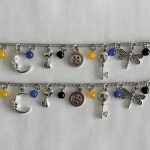 Coraline Movie Charm Armband, Naturliga Kalcedonkristallpärlor, Grunge Nyckelring, Smycken med Konstiga Flickor bild 3
