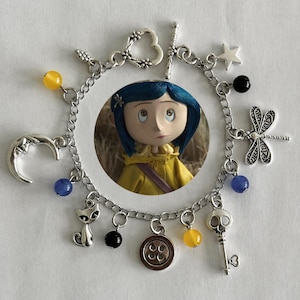 Coraline Movie Charm Armband, Naturliga Kalcedonkristallpärlor, Grunge Nyckelring, Smycken med Konstiga Flickor bild 1