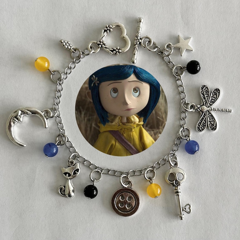 Coraline Movie Charm Armband, Naturliga Kalcedonkristallpärlor, Grunge Nyckelring, Smycken med Konstiga Flickor bild 1
