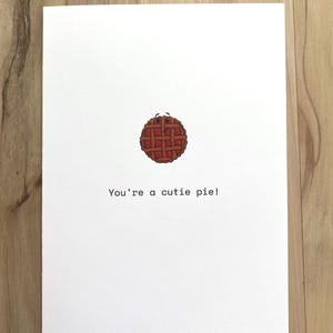Cutie Pie: linda y divertida tarjeta de San Valentín hecha a mano: tarjeta de felicitación con un diseño de comida divertido, simple y minimalista