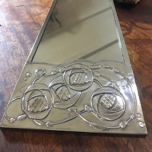 Espejo de pared. Diseño de rosa Macintosh. Pequeño espejo colgante con borde de peltre.