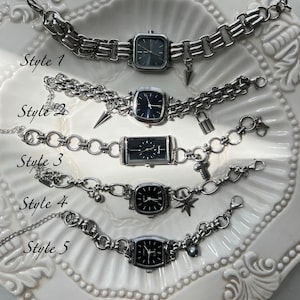 Może przedstawiać: Pięć różnych stylów srebrnych bransoletek z łańcuszkiem z czarnymi tarczami zegarków. Każda bransoletka ma inny urok lub zawieszkę.