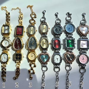 Puede incluir: Una colección de siete relojes de mujer vintage con varias formas de esfera, incluyendo cuadrada, ovalada y de corazón. Los relojes presentan correas de metal dorado y plateado y esferas coloridas. Cada reloj está numerado del 1 al 7.