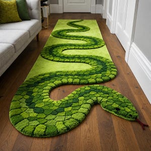 Peut inclure: Un long tapis de couloir rectangulaire orné d'un grand serpent sinueux dans diverses nuances de vert. Le serpent présente un motif texturé en forme d'écailles sur tout le corps, une tête distincte aux yeux sombres et une langue rouge fourchue.