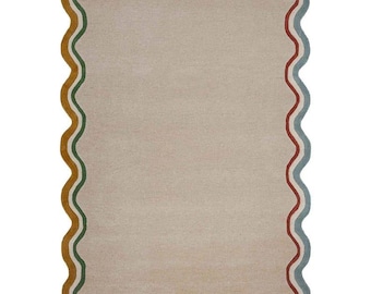 Könnte beinhalten: Ein rechteckiger Teppich mit gewelltem Rand. Der Teppich hat eine beige Mitte mit einem Rand aus wellenförmigen Linien in Rot, Gelb, Grün und Blau. Das Design des Teppichs ist schlicht und modern, passend für verschiedene Einrichtungsstile.