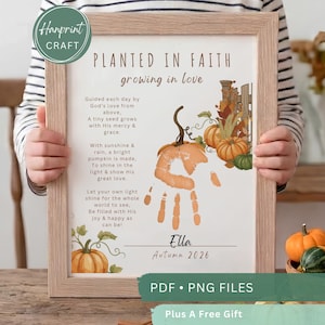 Peut inclure: Une impression encadrée intitulée Planted in Faith growing in love avec un poème, une empreinte de main en forme de citrouille et des illustrations de citrouilles et d'une clôture. Le texte inclut le nom Ella et la date Autumn 2026.