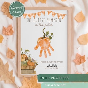 Puede incluir: Una lámina enmarcada con una huella de mano naranja con forma de calabaza, hojas verdes y un tallo. Arriba, banderines de cuadros naranjas y el texto THE CUTEST PUMPKIN in the patch. Abajo, una cesta de calabazas y el texto.