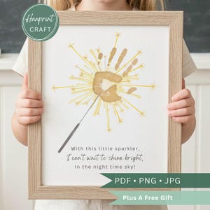 Puede incluir: Impresión enmarcada con un diseño de huella de mano que se asemeja a una bengala. La obra de arte incluye el texto "With this little sparkler, I can't wait to shine bright, In the night time sky!" y está etiquetada como PDF, PNG y JPG.