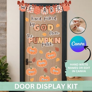 Puede incluir: Un kit de decoración para puertas que incluye un cartel con el texto WE ARE y un letrero con el texto hand picked by GOD from the PUMPKIN patch. El diseño presenta calabazas a cuadros naranjas y blancos con nombres y hojas de otoño.