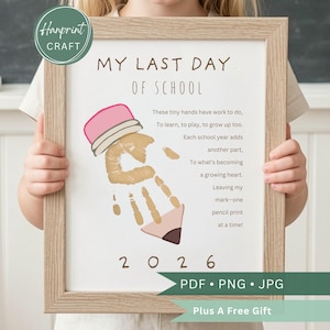 Peut inclure: Impression encadrée avec le texte "MY LAST DAY OF SCHOOL" et un dessin de crayon fait à partir d'une empreinte de main. L'impression comprend l'année "2026" et les mots "PDF • PNG • JPG". Le cadre est marron clair.