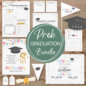 Può includere: Una collezione di cancelleria a tema diploma di scuola materna. Include un diploma, pagine da compilare, uno striscione e un cappello di laurea. Il pacchetto presenta il testo "Prek Graduation Bundle" in un cerchio verde.