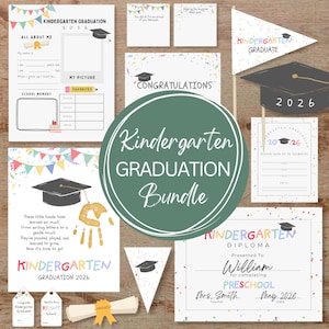 Può includere: Un pacchetto di laurea per l'asilo nido con vari articoli di cancelleria. Include un diploma, un invito e fogli di attività, tutti decorati con coriandoli colorati e illustrazioni di cappelli di laurea. Il pacchetto è progettato per l'anno di laurea 2026.