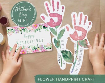 Può includere: Un progetto di artigianato per la festa della mamma con fiori di impronte di mani. L'immagine include una carta con decorazioni floreali e il testo "Happy Mother's Day". Le impronte delle mani sono rosa, e il testo "Flower Handprint Craft" è visibile.