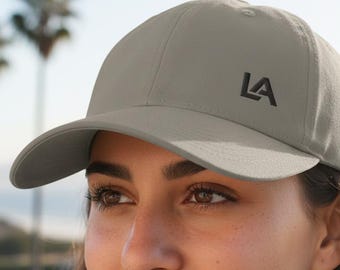 LA ダッドキャップ - 刺繍入りベースボールハット ブラックスレッド - フレックスフィット クローズドバック ミニマリスト ストリートウェア ジムギフト