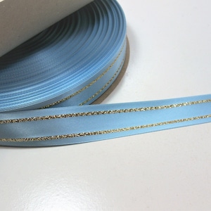 Blaues Satinband, Offray doppelseitiges hellblaues Satinband 2,5 x 9 m, Goldfarbener Streifen, Bin 17