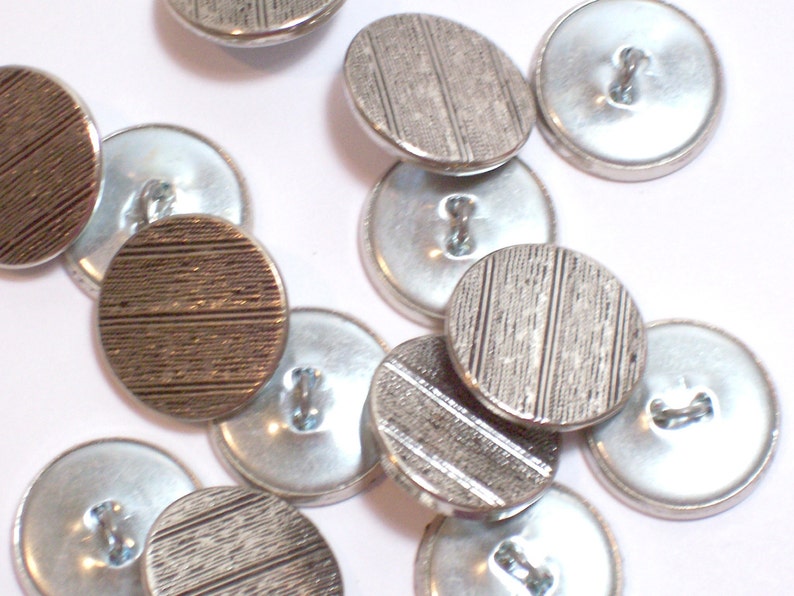 diameter Silvertone Metal Buttons x 25 pcs 9//16/" 14 mm Silver Buttons 2 hole
