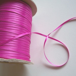 Nastro rosa, nastro di raso lampone bifacciale, 1/8 di pollice di larghezza x 20 iarde, Offray Wildberry, contenitore 14