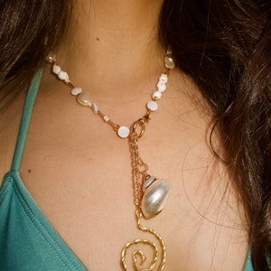 Shell necklace, Summer Necklace, Beach Necklace, Pendant Necklace, White Necklace, Summer Jewelry, Beach Jewelry, Gifts for her