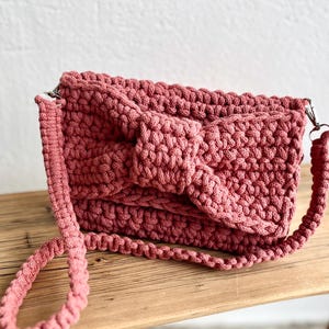 Kokette Rosa Schleifen-Tasche, handgemachte häkeln gewebte Geldbörse, feminine Boho Chic Handtasche, Geschenk für Frauen, stilvolle Mini-Umhängetasche