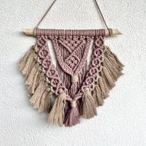 Mauve Pink Boho Makramee Wandbehang: Rustikales Fibre Decor