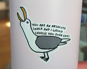Supportive Seagull denkt: "Je bent een absolute snack en ik verkies jou boven friet" | Leuke sticker, grappige sticker, zeemeeuwsticker