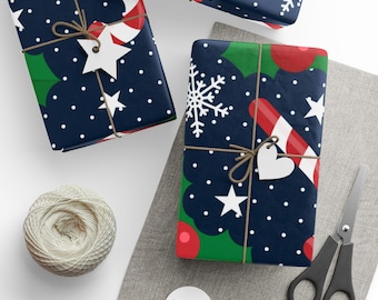 Festliches Weihnachtsgeschenkpapier mit Weihnachtsmann, Schneeflocken und Holly