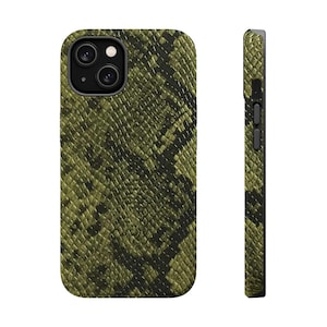 Puede incluir: Funda de teléfono con estampado de piel de serpiente verde y negro. La funda tiene un aspecto texturizado y presenta un recorte para la cámara en la parte trasera. La vista lateral muestra el grosor y los botones.