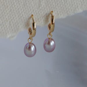Süßwasser Perle Creolen, echte Barock Perle Ohrringe, Lila Perle Huggie Tropfen, Hochzeitsschmuck, Brautjungfer Geschenk, handgemacht