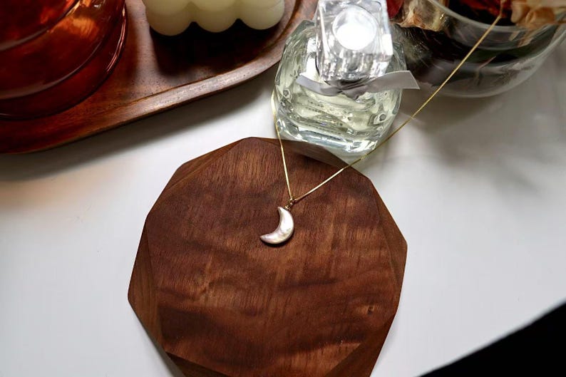 Süßwasser Mond Perlen Halskette, Zierliche Barock Perlen Halskette, Mond Anhänger, Perlen Charme, Minimalistischer Anhänger, himmlischen Anhänger, Geschenk für Sie Bild 8